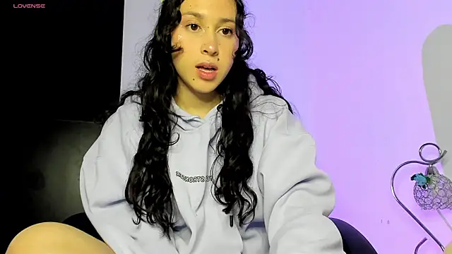 Snapshot of ammy_e chatting on 11-13-25, 02:15 ammy e online show from 11-13-25, 02:15