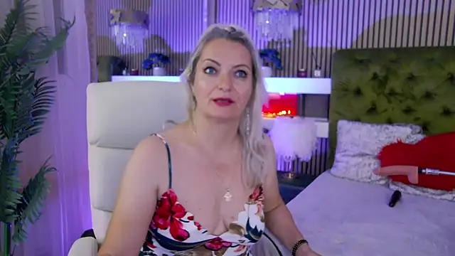 Snapshot of LadyTouch chatting on 06-11-26, 02:53 LadyTouch online show from 06-11-26, 02:53