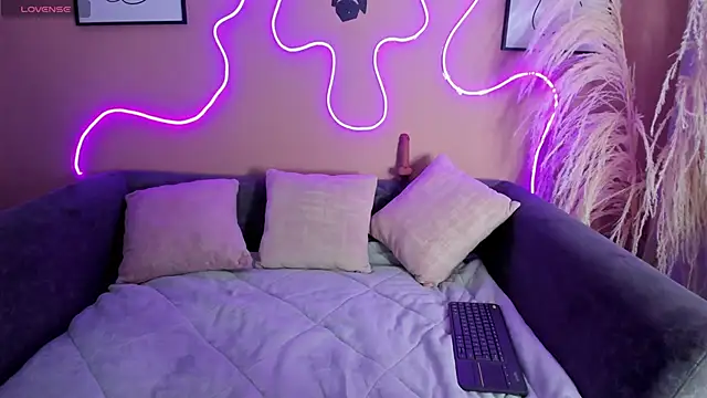 valkiria davies  online show from 02-20-25, 12:04