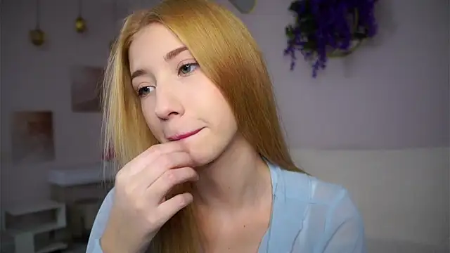 SunnivaCovil online show from 12-17-25, 02:33