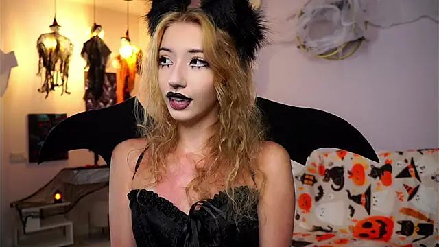 SunnivaCovil online show from 10-30-25, 02:04