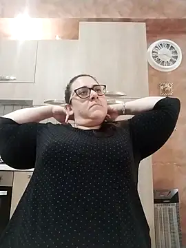 Snapshot of Dolcecurvy chatting on 05-16-26, 01:43 Dolcecurvy online show from 05-16-26, 01:43