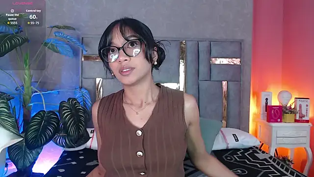 Tyla Ks online show from 11-17-25, 08:02