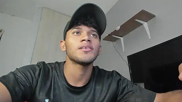 Snapshot of Fox2evans chatting on 02-21-26, 07:32 Fox2evans online show from 02-21-26, 07:32