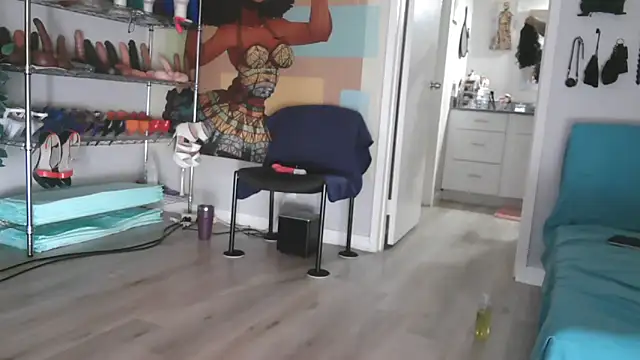 Snapshot of Queenanitadix chatting on 10-15-25, 06:16 Queenanitadix online show from 10-15-25, 06:16