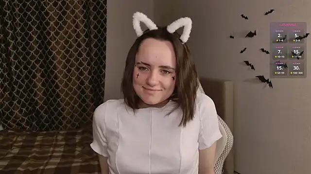 Luna Loveee online show from 10-31-25, 04:20