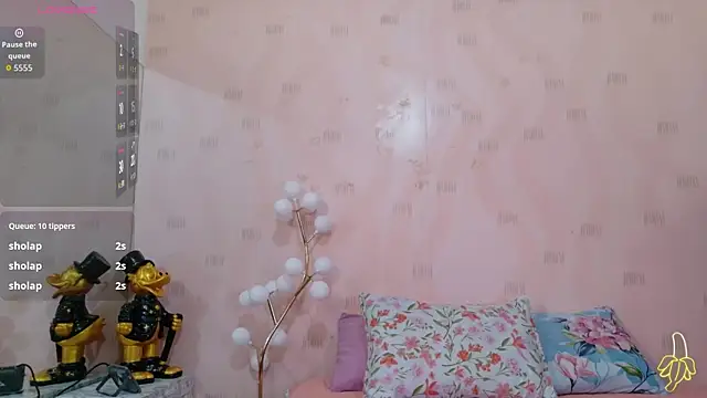 Snapshot of innocenthazel chatting on 04-29-26, 02:49 innocenthazel online show from 04-29-26, 02:49