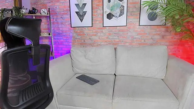 Snapshot of Lucia_Brown_ chatting on 09-19-25, 04:22 Lucia Brown online show from 09-19-25, 04:22