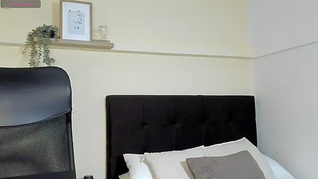 Snapshot of Lucia_Brown_ chatting on 07-22-26, 08:33 Lucia Brown online show from 07-22-26, 08:33