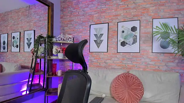 Snapshot of Lucia_Brown_ chatting on 10-08-25, 04:29 Lucia Brown online show from 10-08-25, 04:29