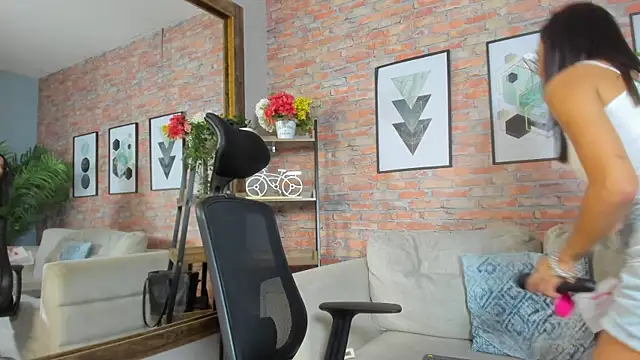 Snapshot of Lucia_Brown_ chatting on 10-18-25, 08:00 Lucia Brown online show from 10-18-25, 08:00