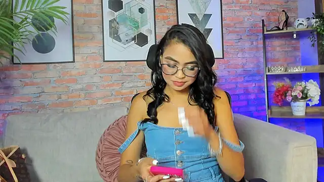 Snapshot of Lucia_Brown_ chatting on 09-20-25, 09:20 Lucia Brown online show from 09-20-25, 09:20