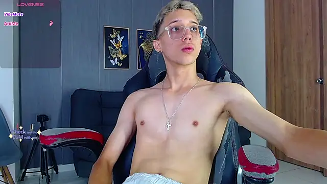 Snapshot of skinny_bigcock02 chatting on 10-20-25, 03:23 skinny bigcock02 online show from 10-20-25, 03:23