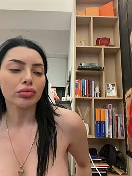 Snapshot of Mia_Splash chatting on 05-19-26, 04:03 Mia Splash online show from 05-19-26, 04:03