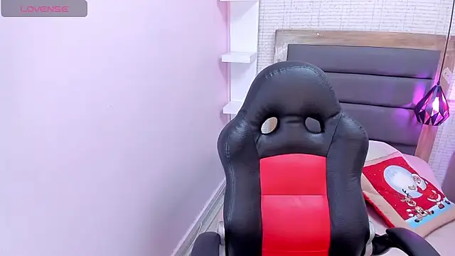 Snapshot of MEGANZARICK chatting on 12-19-25, 02:59 MEGANZARICK online show from 12-19-25, 02:59