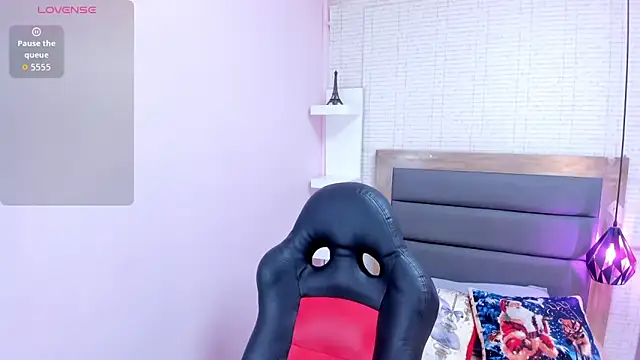 Snapshot of MEGANZARICK chatting on 12-22-25, 10:43 MEGANZARICK online show from 12-22-25, 10:43