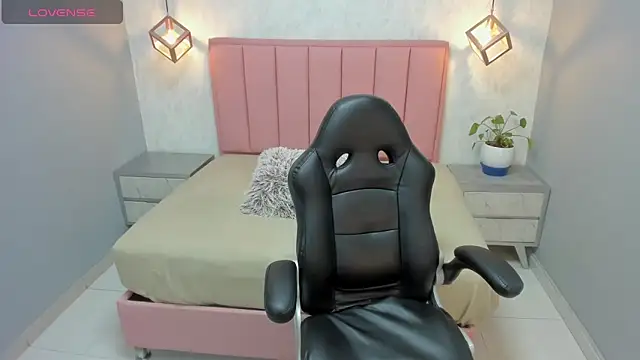 Snapshot of MEGANZARICK chatting on 10-06-25, 12:50 MEGANZARICK online show from 10-06-25, 12:50