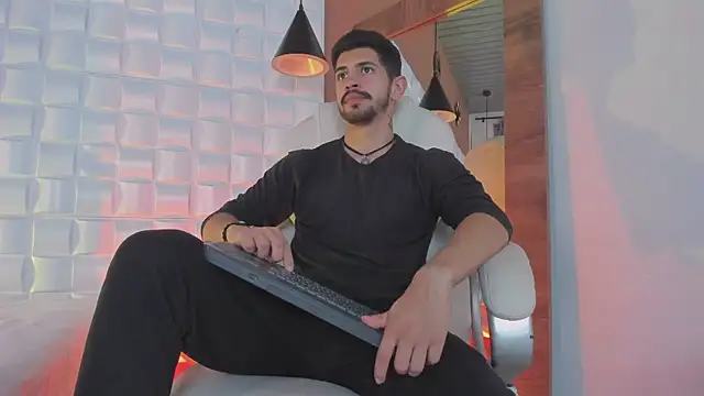 AlejandroStormm online show from 10-20-25, 09:04