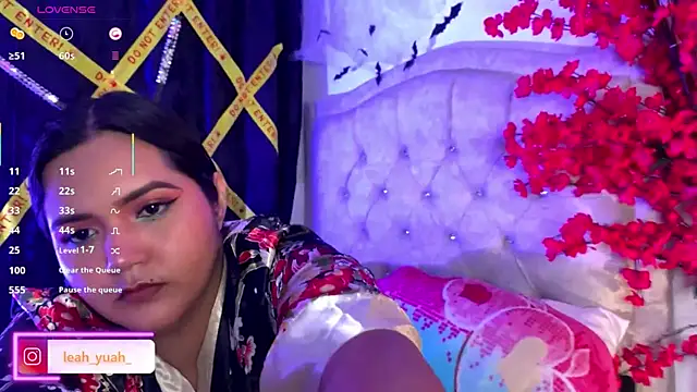 Leah yuah  online show from 10-18-25, 09:22