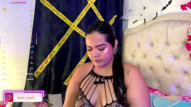 Leah yuah  online show from 10-17-25, 04:38