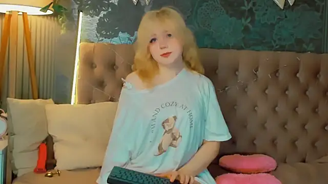 EmilyAngells online show from 03-10-26, 07:01