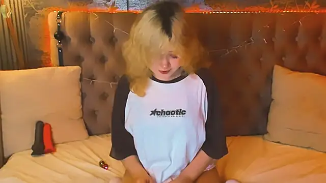 EmilyAngells online show from 05-18-26, 07:13