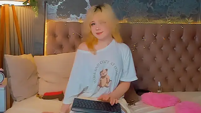 EmilyAngells online show from 02-25-26, 06:57