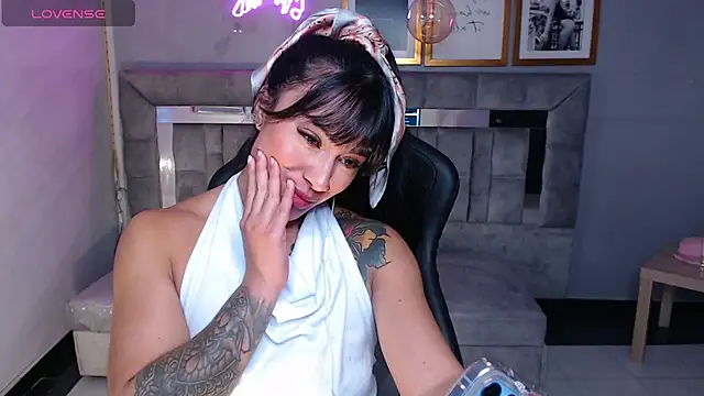 Snapshot of Isabella_Collen_v chatting on 10-15-25, 01:08 Isabella Collen v online show from 10-15-25, 01:08