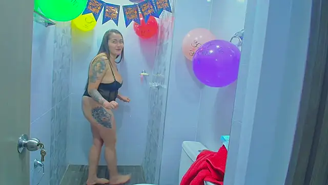 Luna kitty online show from 10-31-25, 04:03