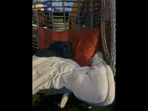 Polaroid White online show from 12-17-25, 07:08