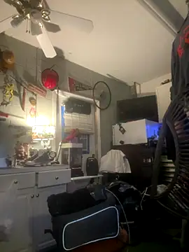 Polaroid White online show from 12-17-25, 07:02