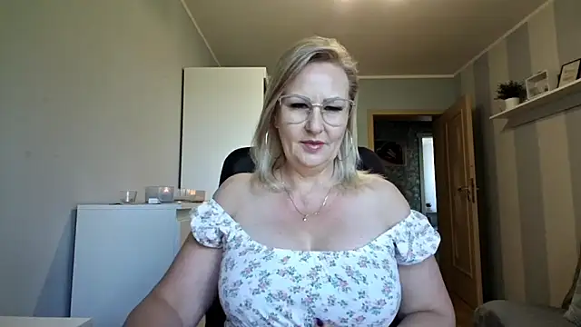 Snapshot of DianaLive chatting on 05-27-26, 06:21 DianaLive online show from 05-27-26, 06:21