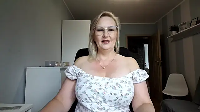 Snapshot of DianaLive chatting on 06-18-26, 06:45 DianaLive online show from 06-18-26, 06:45