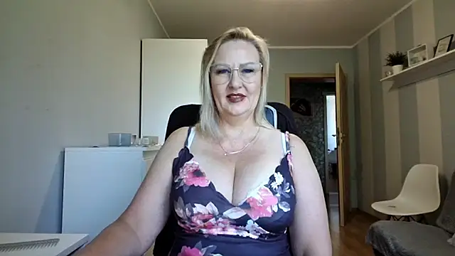 Snapshot of DianaLive chatting on 06-26-26, 06:41 DianaLive online show from 06-26-26, 06:41