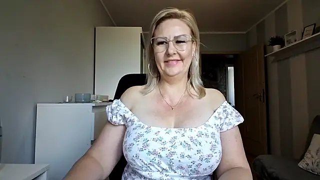 Snapshot of DianaLive chatting on 05-23-26, 08:24 DianaLive online show from 05-23-26, 08:24