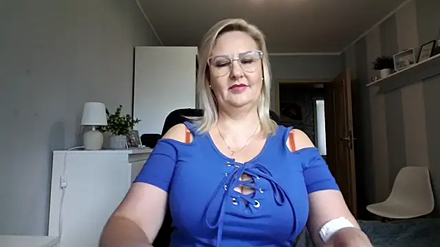 Snapshot of DianaLive chatting on 07-20-26, 07:49 DianaLive online show from 07-20-26, 07:49