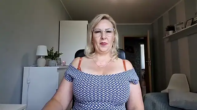 Snapshot of DianaLive chatting on 07-24-26, 07:04 DianaLive online show from 07-24-26, 07:04