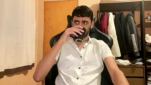 Snapshot of iendriw chatting on 10-08-25, 03:30 iendriw online show from 10-08-25, 03:30