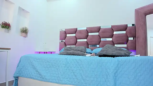 Snapshot of Roxana_Karlsson chatting on 03-21-25, 06:07 Roxana Karlsson online show from 03-21-25, 06:07