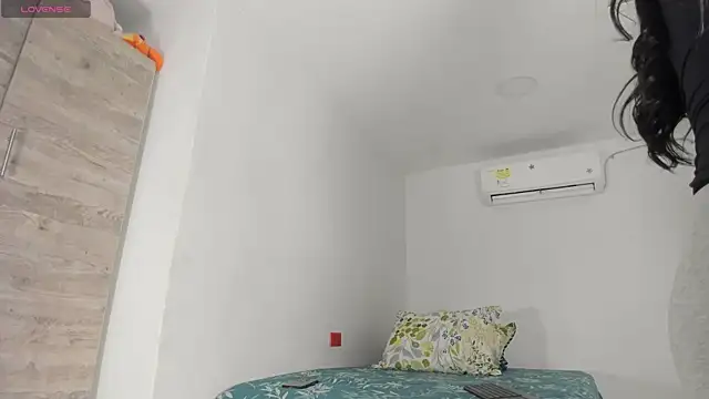 flor herrera01 online show from 12-19-25, 05:54