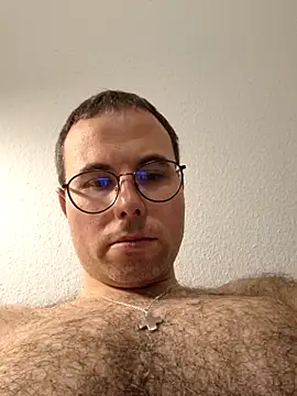 Snapshot of Simonudist chatting on 12-16-25, 08:24 Simonudist online show from 12-16-25, 08:24