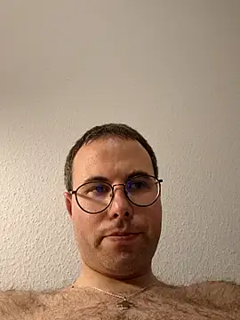 Snapshot of Simonudist chatting on 12-18-25, 09:07 Simonudist online show from 12-18-25, 09:07