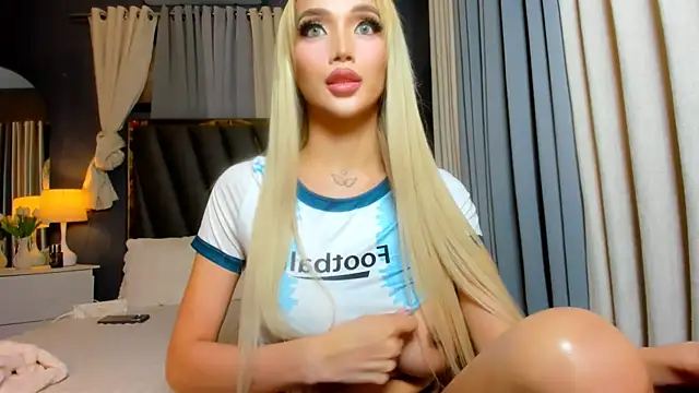 Snapshot of KylieSonique chatting on 06-03-26, 02:34 KylieSonique online show from 06-03-26, 02:34