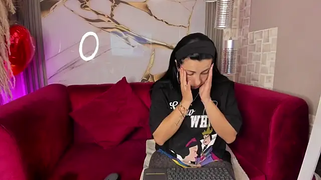 Bella williamss  online show from 11-18-25, 07:50