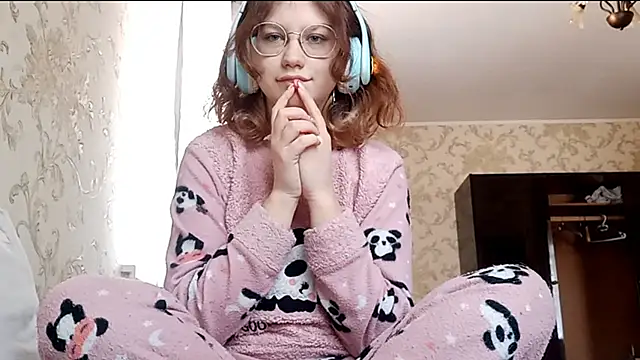 Snapshot of PollyRhood chatting on 02-27-25, 12:34 PollyRhood online show from 02-27-25, 12:34