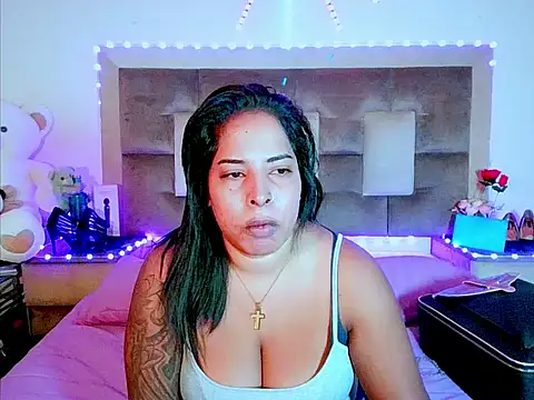Snapshot of indiantopaz694u chatting on 05-08-26, 04:16 indiantopaz694u online show from 05-08-26, 04:16