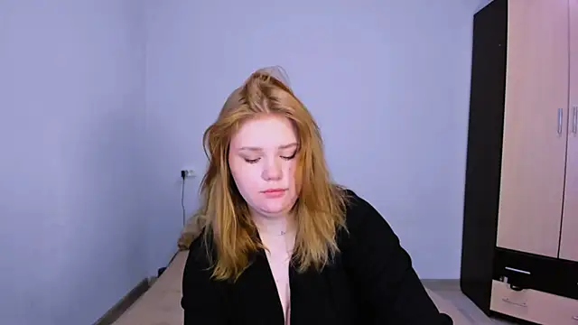 LaseyMoon online show from 11-25-25, 02:45