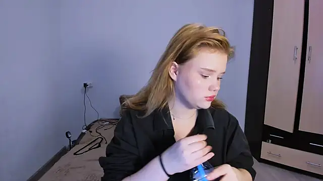 LaseyMoon online show from 11-21-25, 09:19