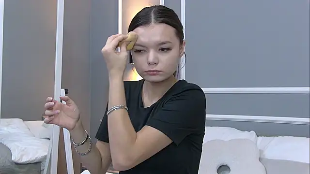 AsterQuinn online show from 10-25-25, 03:45