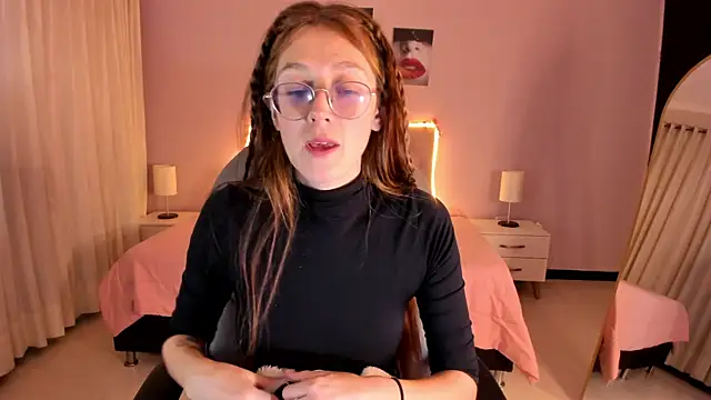 Snapshot of Emily_Warren_ chatting on 05-27-26, 07:43 Emily Warren online show from 05-27-26, 07:43